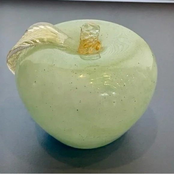 Vintage Murano Green Apple with Gold Leaf Paperweight - Picture 2 of 9